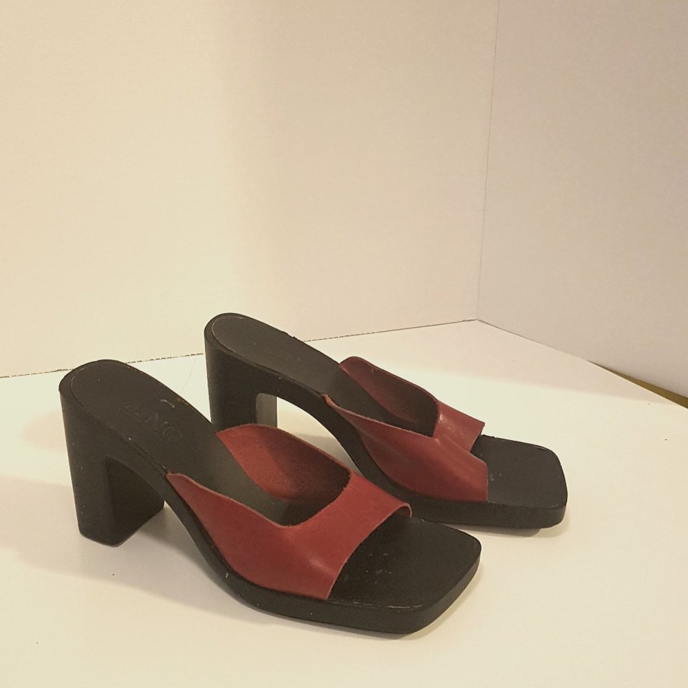 Medium height sandals.